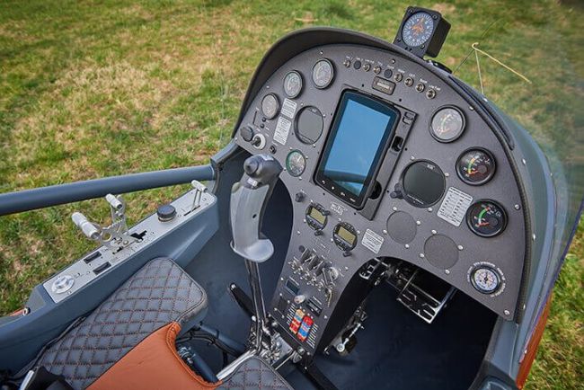 Cockpit-Ansicht eines MTOsport Tragschraubers mit analogen und digitalen Instrumenten