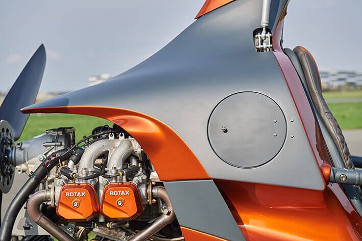 Rotax-Motor Detail am MTOsport in Orange